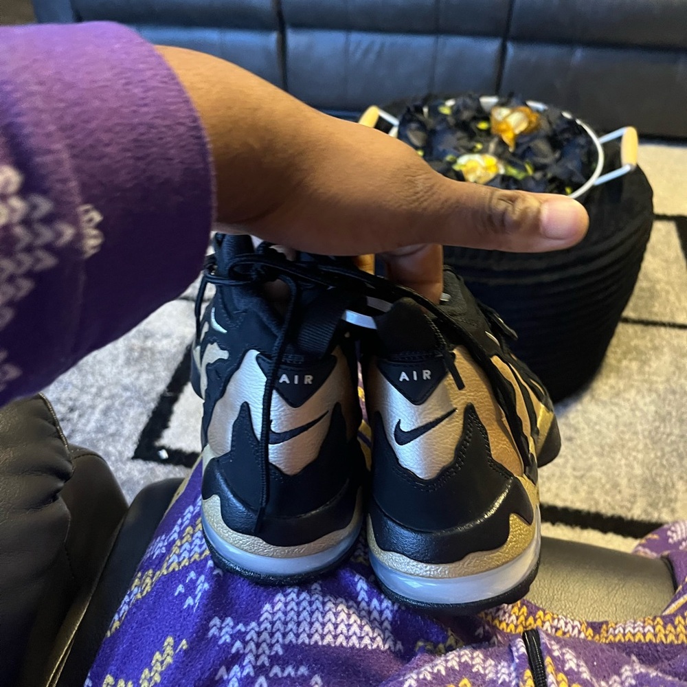 Nike Black and Gold Sneakers with Dynamic Design - Picture 5 of 7